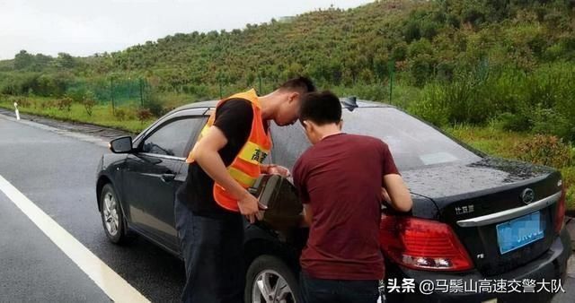 河北高速七家保通保畅应急大队快速处置车辆爆胎险情(图1)